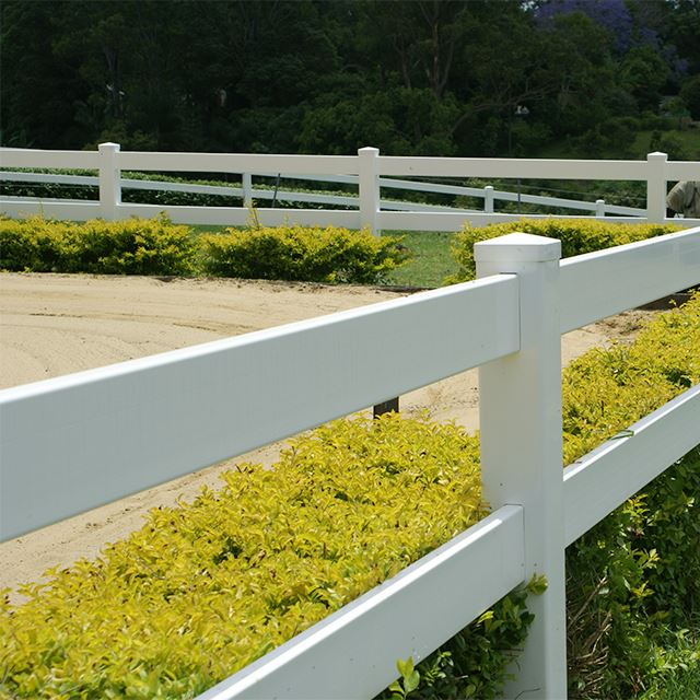 Witte vinyl boerderijomheining met 4 rails
